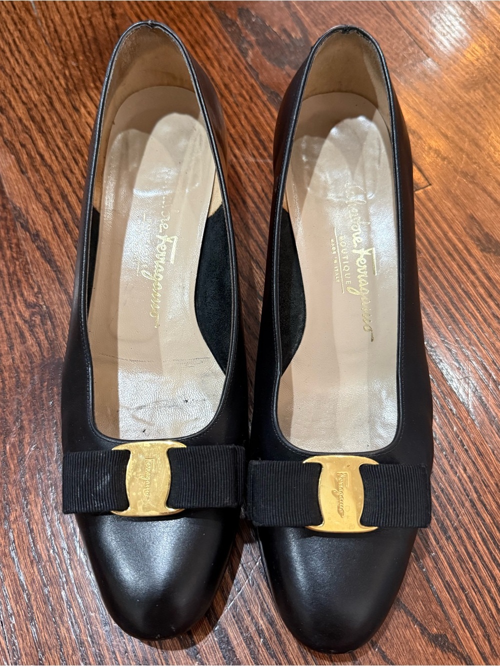 FERRAGAMO - Black Vara Bow Leather Pumps